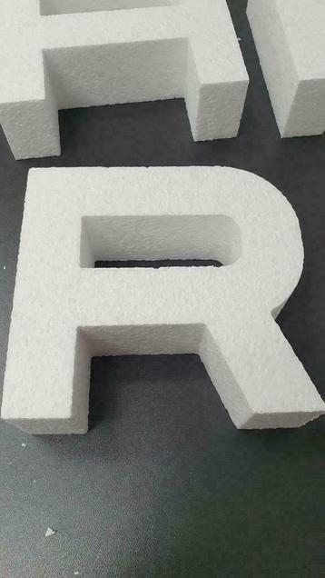 Piepschuim letters, logos en 3D figuren beschikbaar voor biedingen