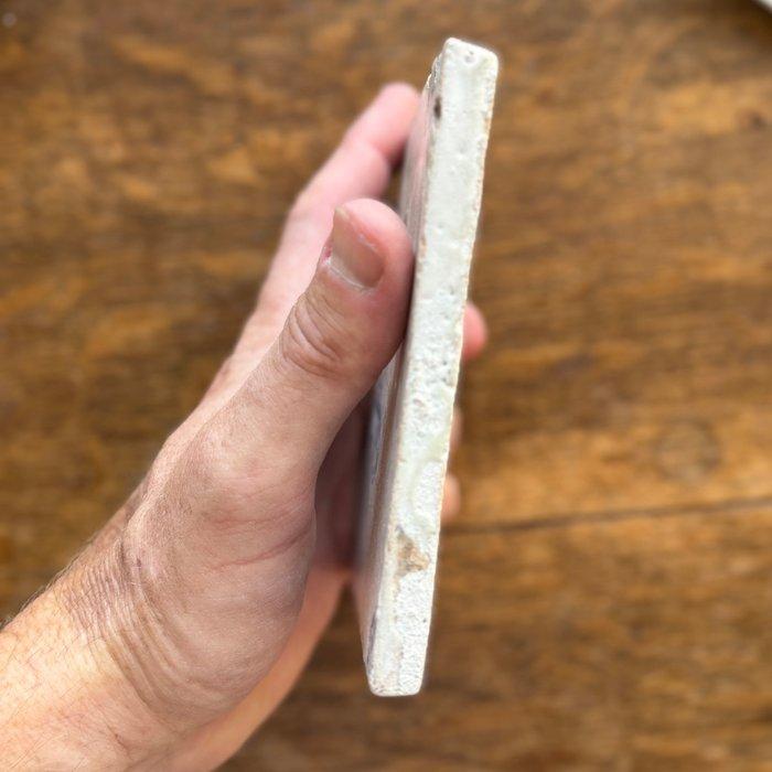 Tegel - 17e eeuwse tegel met twee aapjes waarvan één met een, Antiek en Kunst, Antiek | Glas en Kristal