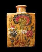 Islamitisch - Qajar-flesje en geglazuurde faïence met bloem-, Antiek en Kunst