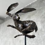 sculptuur, Speckled bronze Rabbit on stand - 44 cm - Brons