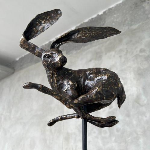 sculptuur, Speckled bronze Rabbit on stand - 44 cm - Brons, Antiek en Kunst, Kunst | Designobjecten