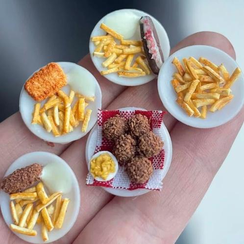 1:12 Bordjes met patat en snacks - Bordje met bitterballen, Verzamelen, Poppenhuizen en Toebehoren, Popje, Nieuw, Ophalen of Verzenden