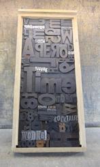 Drukblokken - een letterbak gevuld met een collage “APERO, Antiek en Kunst