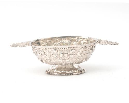 Een zilveren brandewijnkom, Holland, Sneek, 1732, Antiek en Kunst, Antiek | Goud en Zilver, Zilver