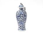 Een blauw porseleinen dekselvaas, China, 19e eeuw, Antiek en Kunst, Antiek | Vazen