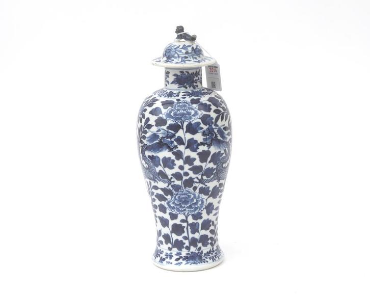 Een blauw porseleinen dekselvaas, China, 19e eeuw, Antiek en Kunst, Antiek | Vazen