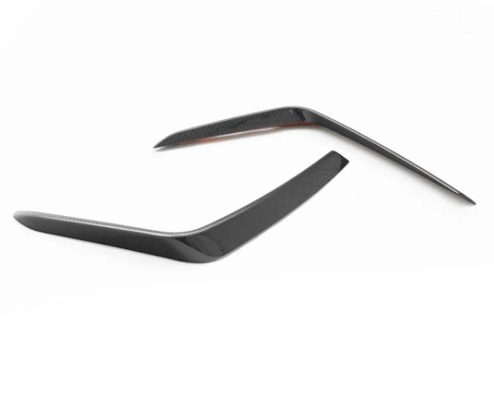 Dit betreft een set BMW G90 G99 M5 Carbon frontbumper canard, Auto diversen, Tuning en Styling, Verzenden