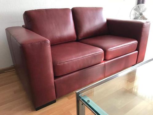 Leren 2-zits bank met houten poten - rood leer - Echt leer,, Huis en Inrichting, Banken | Bankstellen, 150 tot 200 cm, 75 tot 100 cm