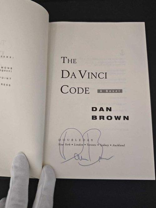 Signed, Dan Brown - The Da Vinci Code - 2003, Antiek en Kunst, Antiek | Boeken en Bijbels