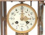 Een marmeren cage vitrée pendule met twee cassolettes, Gebruikt
