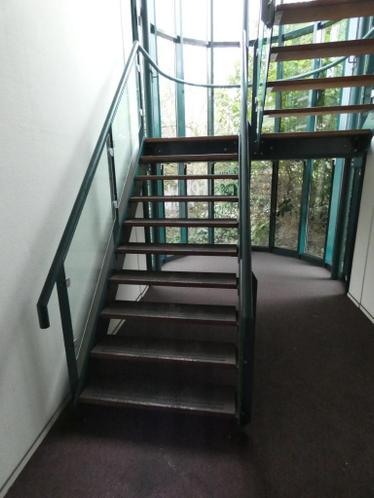 Stalen trap met hardhouten treden