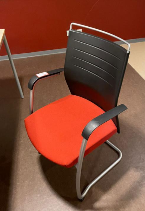 Vergaderstoel stapelbaar, zwart/rood, gebruikt, Zakelijke goederen, Kantoor en Winkelinrichting | Kantoormeubilair en Inrichting