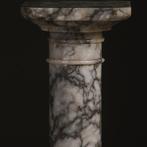 Antieke geaderde wit marmeren zuil in een fijne oude kleur N, Ophalen of Verzenden