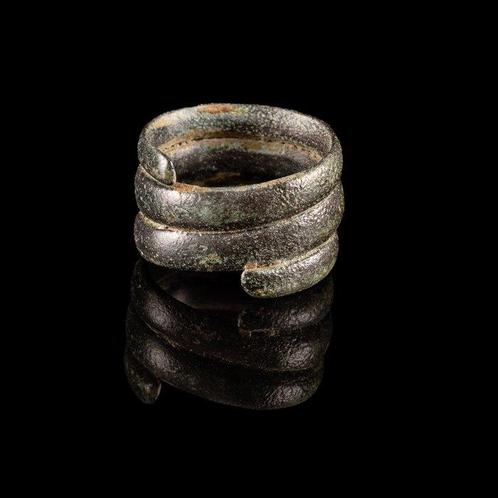 Bronstijd, Keltisch Bronzen opgerolde ring (Zonder, Antiek en Kunst, Antiek | Overige Antiek