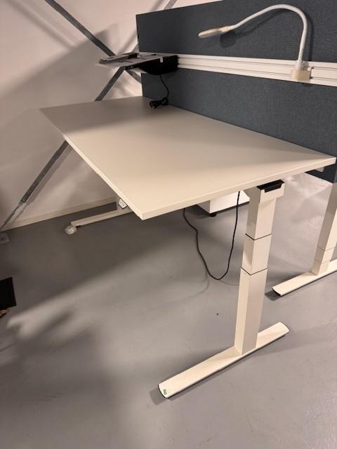 Palmberg Crew zit-sta bureau wit showroommodel, Zakelijke goederen, Kantoor en Winkelinrichting | Kantoormeubilair en Inrichting
