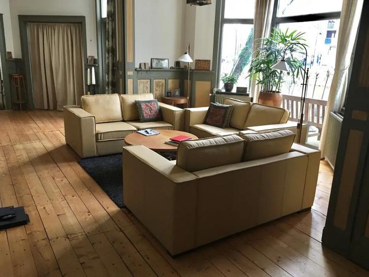 Set van 3 leren banken met Franse stiknaad en houten poten, Huis en Inrichting, Banken | Bankstellen, Rechte bank, Nieuw, Leer