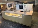 Nolte Showroom keuken – Softlack Avocado / Wit – Compleet, Nieuw, Kunststof, Groen, Met kookeiland
