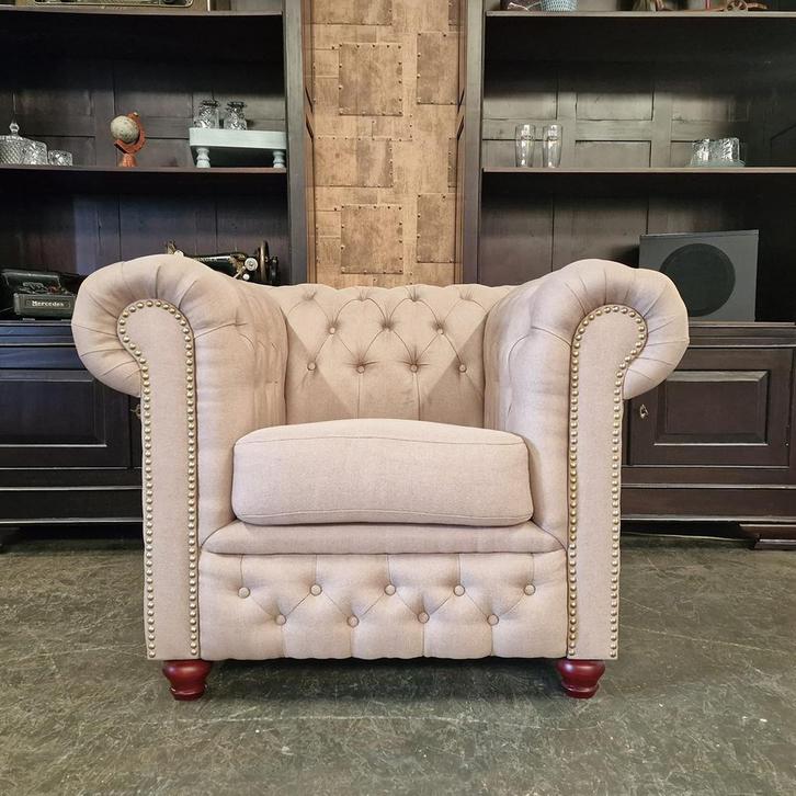 Chesterfield Brighton Fauteuil – Pitch Sand, Huis en Inrichting, Fauteuils, 100 tot 125 cm, 75 tot 100 cm, Nieuw, Stof, Ophalen