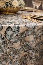 Tafelkleed met acanthusbladendessin voor grote tafels.