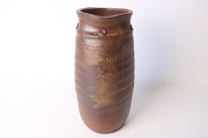 Ancient Earth — Shigaraki ijzer-glazuur bloemvaas met Mimi, Antiek en Kunst, Antiek | Overige Antiek