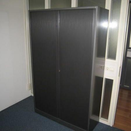 (MDK-100422) Ahrend roldeurkast 195 cm hoog donkergrijs, Huis en Inrichting, Kasten | Roldeurkasten en Archiefkasten, Gebruikt