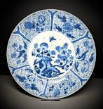 Een paar grote blauwe en witte bloemenschalen, Ø27 cm,