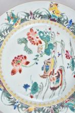 Bord - DECORATED IN THE FAMILLE ROSE PALETTE WITH THE EIGHT