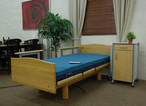 Hoog laag bed | Senioren bed | Ziekenhuis bed | Zorg bed, Huis en Inrichting, Slaapkamer | Bedden, Zo goed als nieuw, Verstelbaar