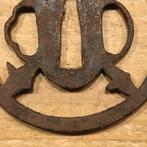 Sukashi tsuba in goede conditie met beeltenis van vliegende, Antiek en Kunst