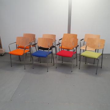 Ahrend houten stoel - diverse kleuren stof (alleen per set) beschikbaar voor biedingen
