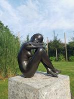 Beeldje, Dagdromende vrouw - 37 cm - Brons