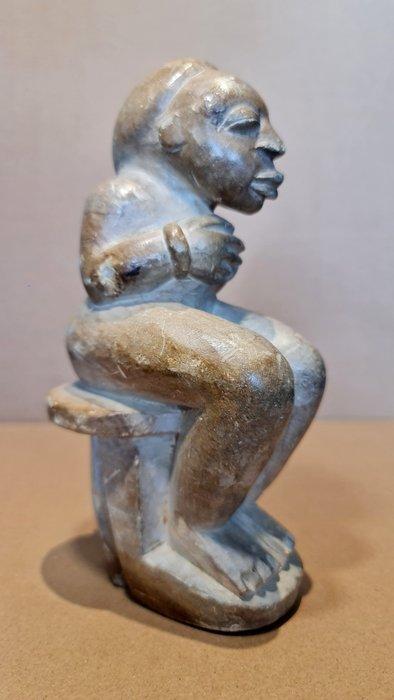 GABON - Beeldhouwwerk van Mbigou in steen dat een zittend, Antiek en Kunst, Kunst | Niet-Westerse kunst