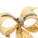 18 Krt. gouden broche als strik met diamanten | 0,035 ct., Sieraden, Tassen en Uiterlijk, Broches, Gebruikt, Overige kleuren, Ophalen of Verzenden