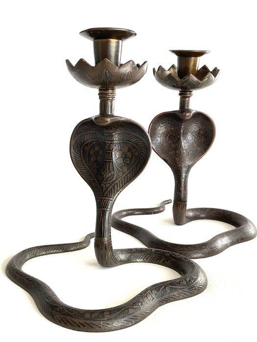 Twee Bronzen kandelaars in de vorm van Cobras - Kandelaar, Antiek en Kunst, Curiosa en Brocante