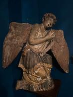 Grote barokke engel van gesneden en verguld hout – Italië,, Antiek en Kunst