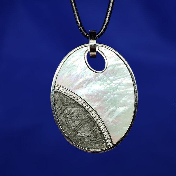 Meteoriet hanger. MUONIONALUSTA (Zweden, 1906) + parelmoer., Verzamelen, Mineralen en Fossielen