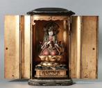 Seated Kwan Yin (Guanyin) Bodhisattva with Inlaid Crystal, Antiek en Kunst