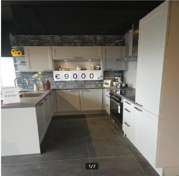 Luxe Steengrijs-Kleurige showroomkeuken (incl.apparatuur) beschikbaar voor biedingen