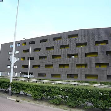 Ruim appartement met balkon en parkeerplaats beschikbaar voor biedingen