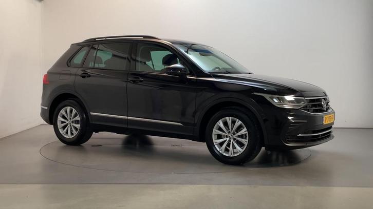 Zakelijke Lease |  Volkswagen Tiguan 1.5 TSI 150pk DSG Life, Auto's, Volkswagen, Dealer onderhouden, Lease, Grijs, Automaat, SUV of Terreinwagen
