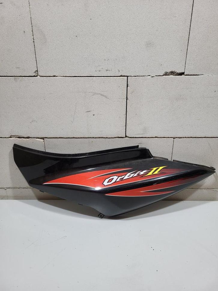 Sym Orbit 2 / Zijscherm Zijkap rode sticker Zwart Links, Fietsen en Brommers, Brommeronderdelen | Scooters, Kap, Ophalen of Verzenden