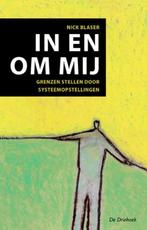 9789060307229 In en om mij | Tweedehands, Boeken, Verzenden, Zo goed als nieuw, Nick Blaser