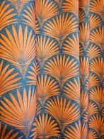 Art Deco-weefgoed in warm koraalrode en Blauwe Duif kleuren