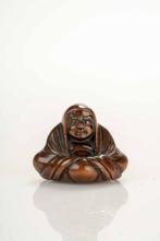 Een mooie buxusnetsuke van een zittende Daruma met de handen, Antiek en Kunst