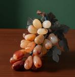 sculptuur, Grape Bunch Carved in Semi-Precious Stone –