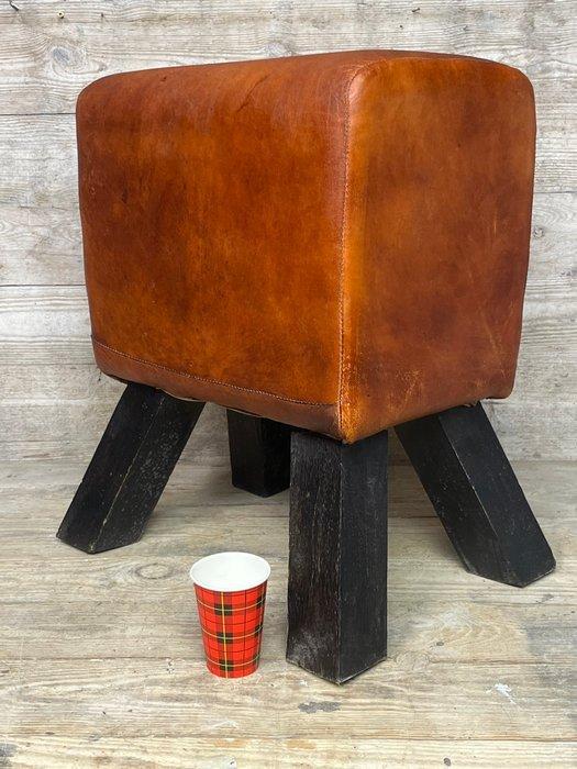 Kruk - model turnbok - Leder, Hout - stevige lederen kruk, Antiek en Kunst, Kunst | Designobjecten