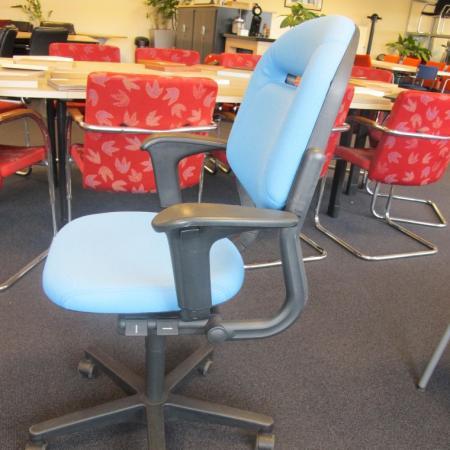 (MDK-104263) Ahrend 220 bureaustoel nieuw gestoffeerd in..., Huis en Inrichting, Bureaus, Bureau, Gebruikt, In hoogte verstelbaar
