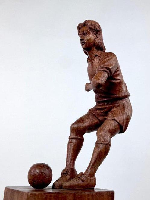 sculptuur, Calciatore scolpito in legno con numero 10 - 38, Antiek en Kunst, Curiosa en Brocante
