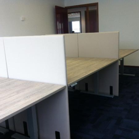 (MDK-104796) Kwadrant elektrisch zit-sta callcenter bureau, Huis en Inrichting, Bureaus, Nieuw, Ophalen of Verzenden