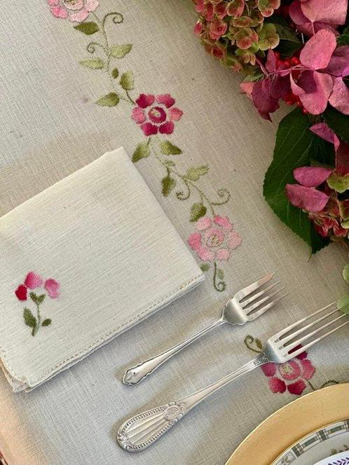 Puur linnen tafelkleed en 12 servetten, met spectaculair, Antiek en Kunst, Antiek | Meubels | Tafels